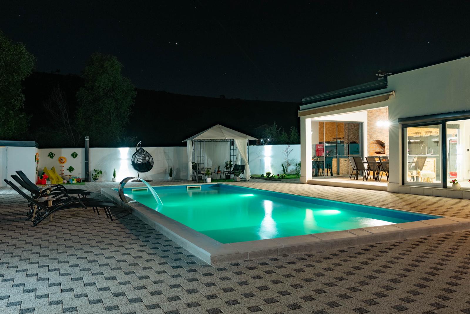 Villa Solia bazen noću